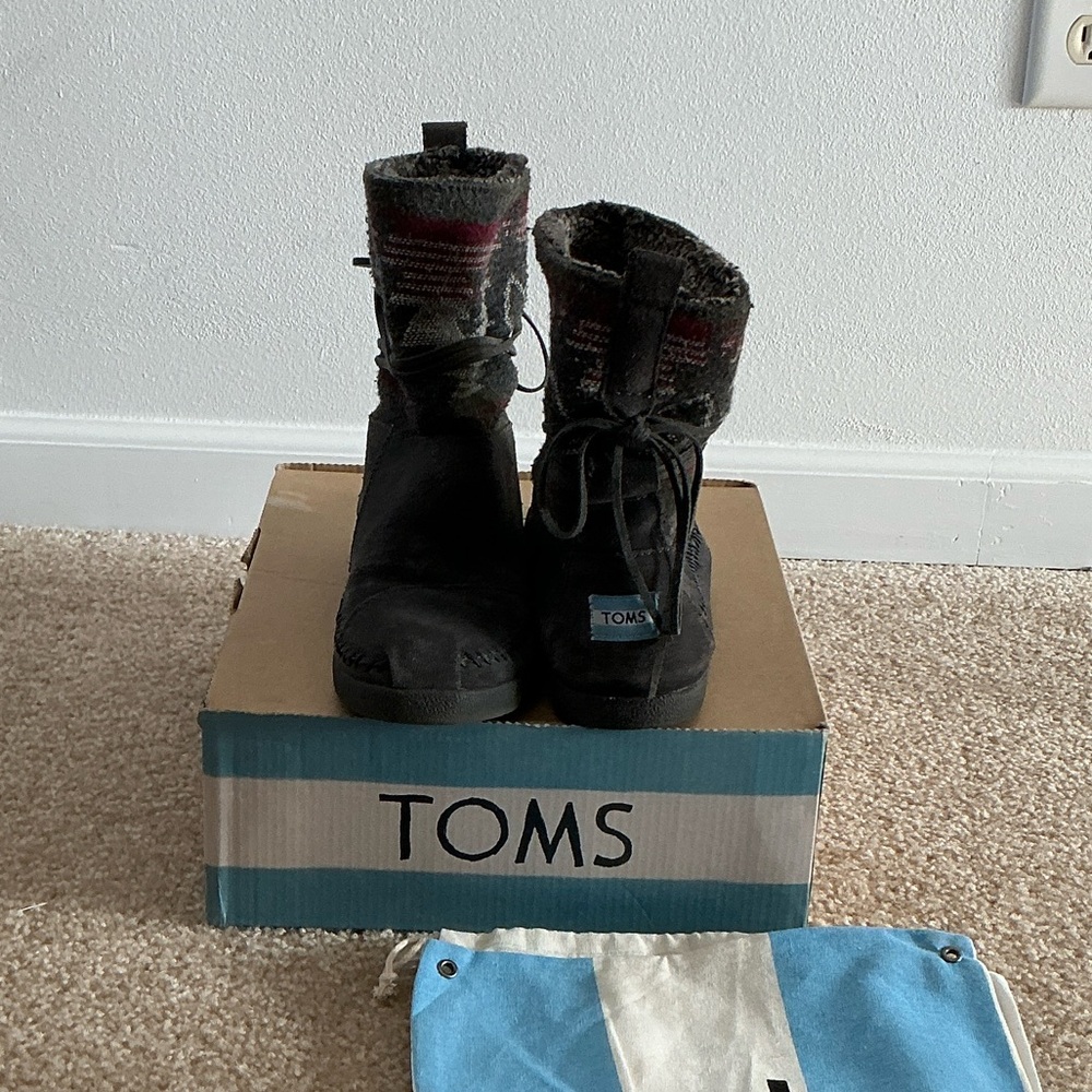 Women’s TOMS Boots- Gray Nepal Suede Moccasin Boots Women’s - size 6